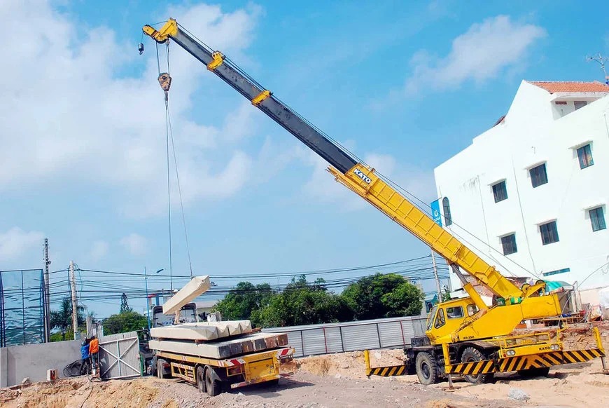 Sử dụng trang thiết bị hiện đại trong quá trình thi công