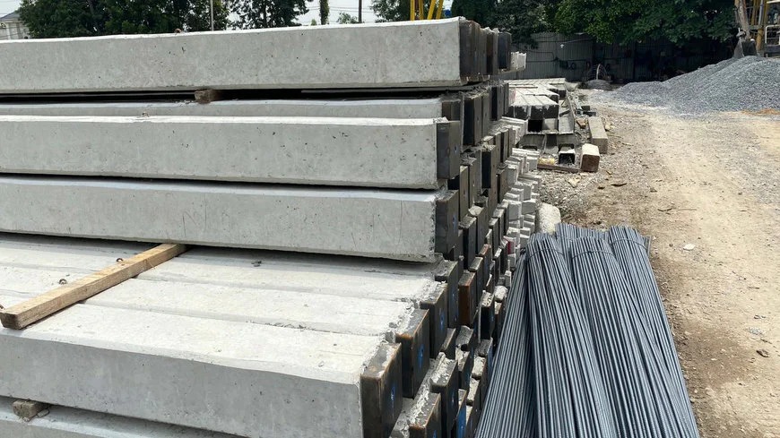 Cọc bê tông 200x200 được cấu thành từ các vật liệu sắt, xi măng, đá…