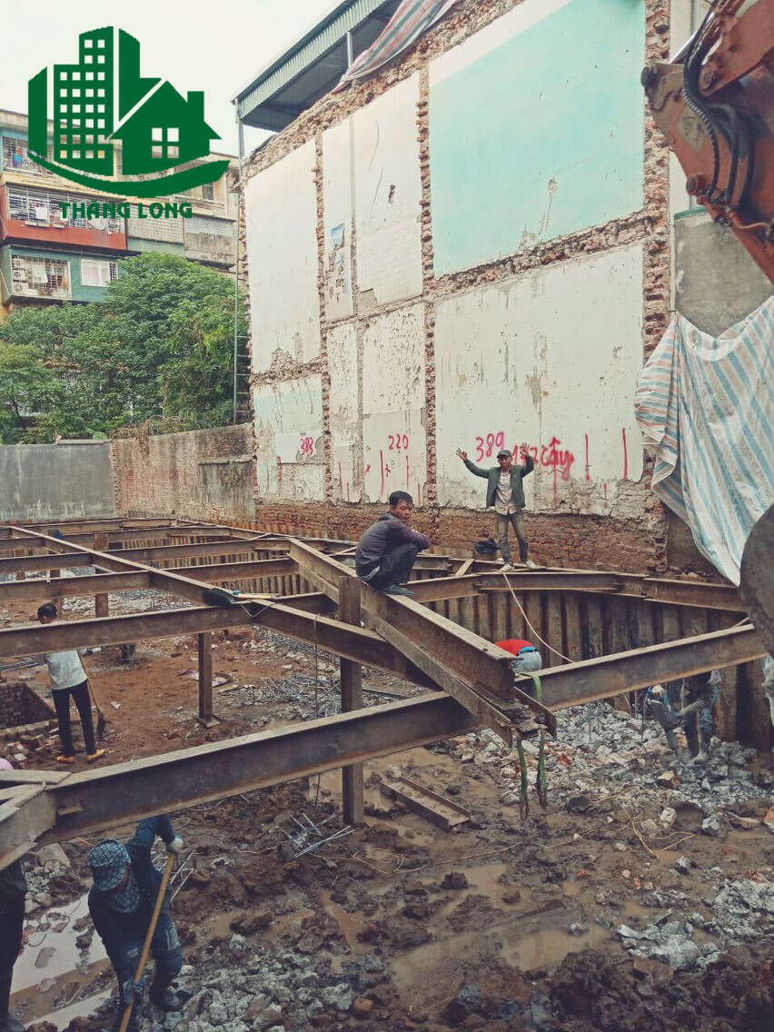 Công nhân của Thăng Long đang thi công chống văng nhà và công trình